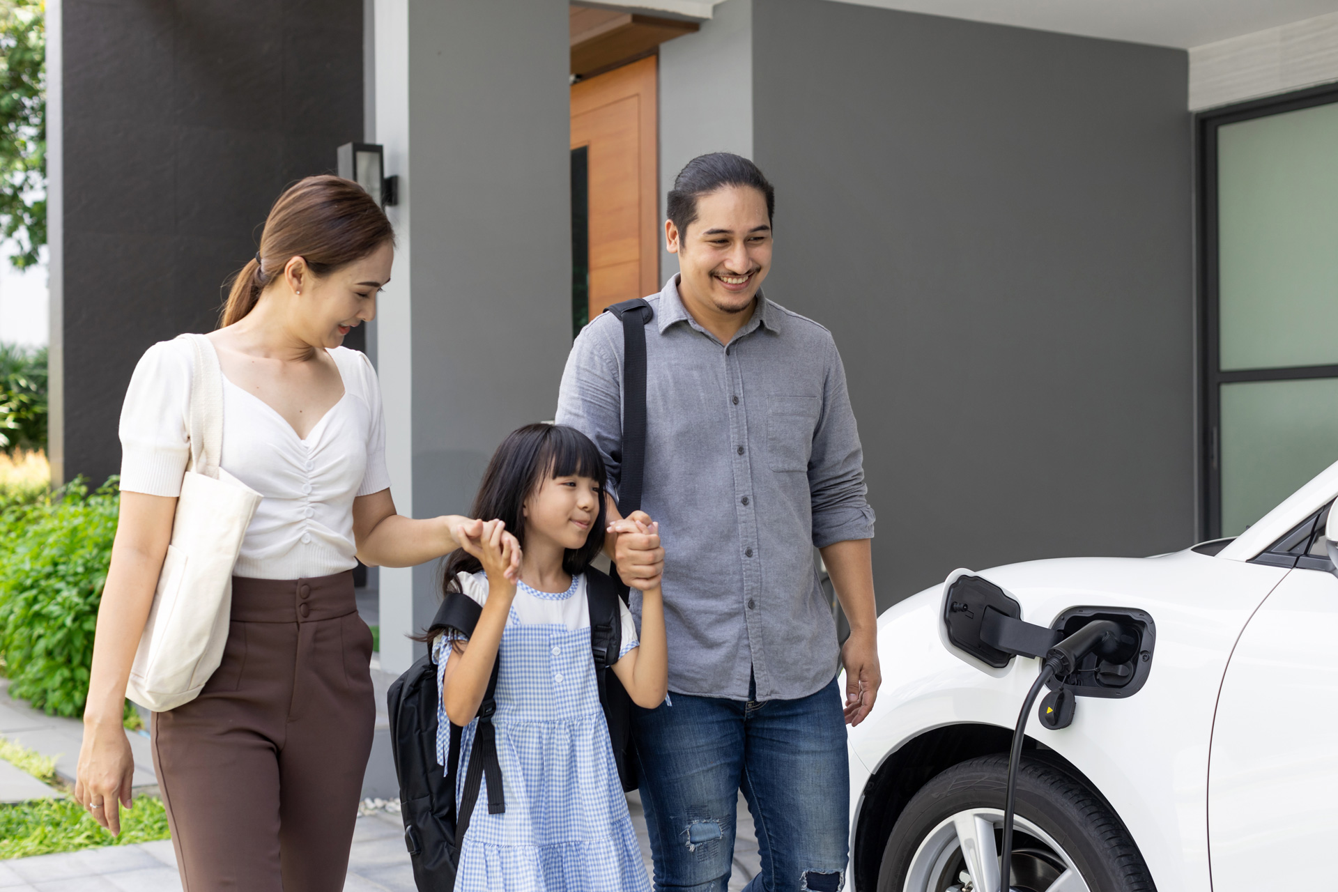 家族が笑顔でくつろぐスマートハウスのリビング