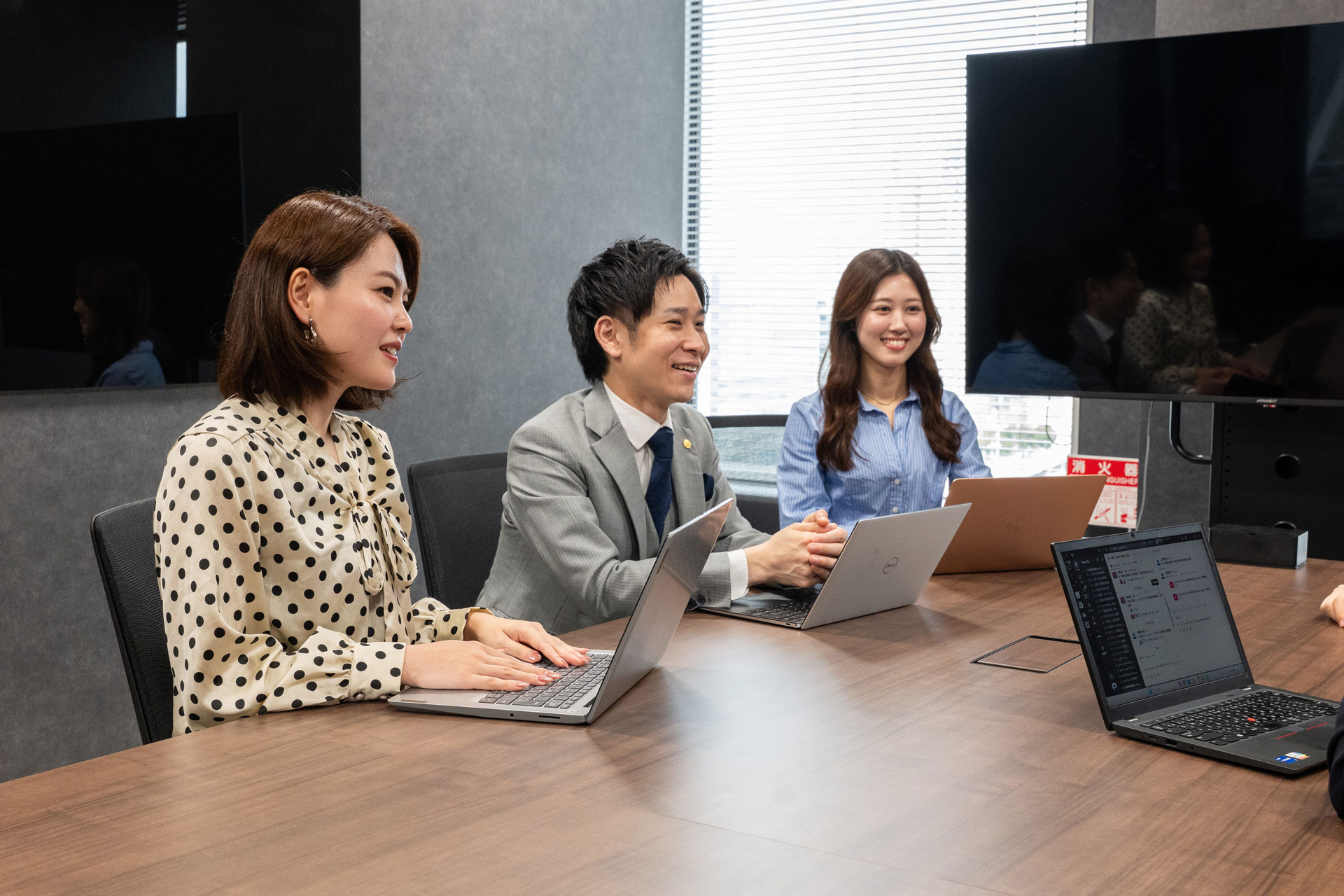 Road Energyスタッフがお客様に誠実に向き合うシーン