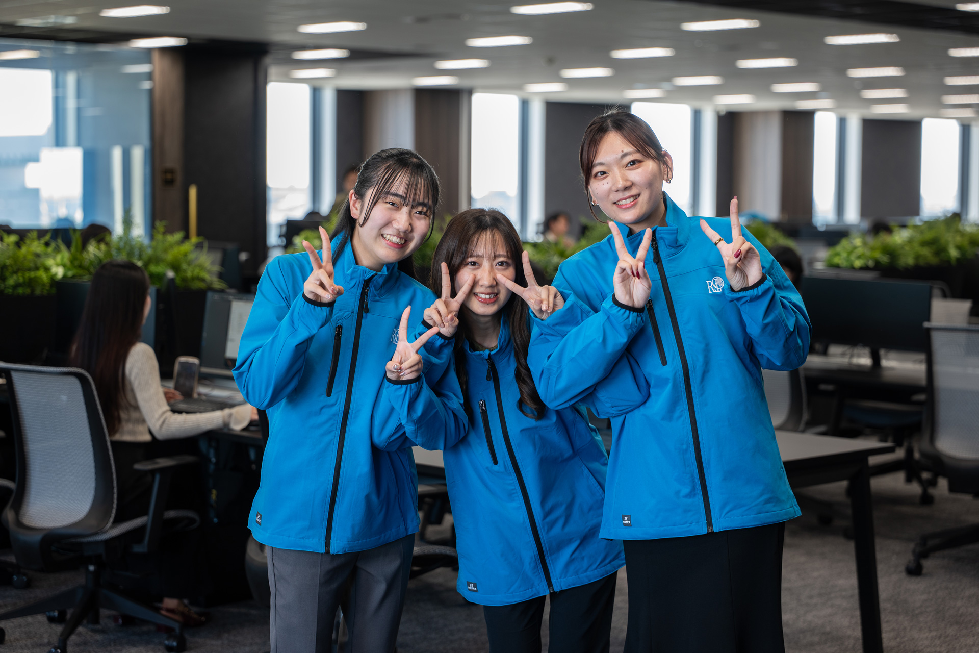 Road Energyチームが協力して業務にあたる様子