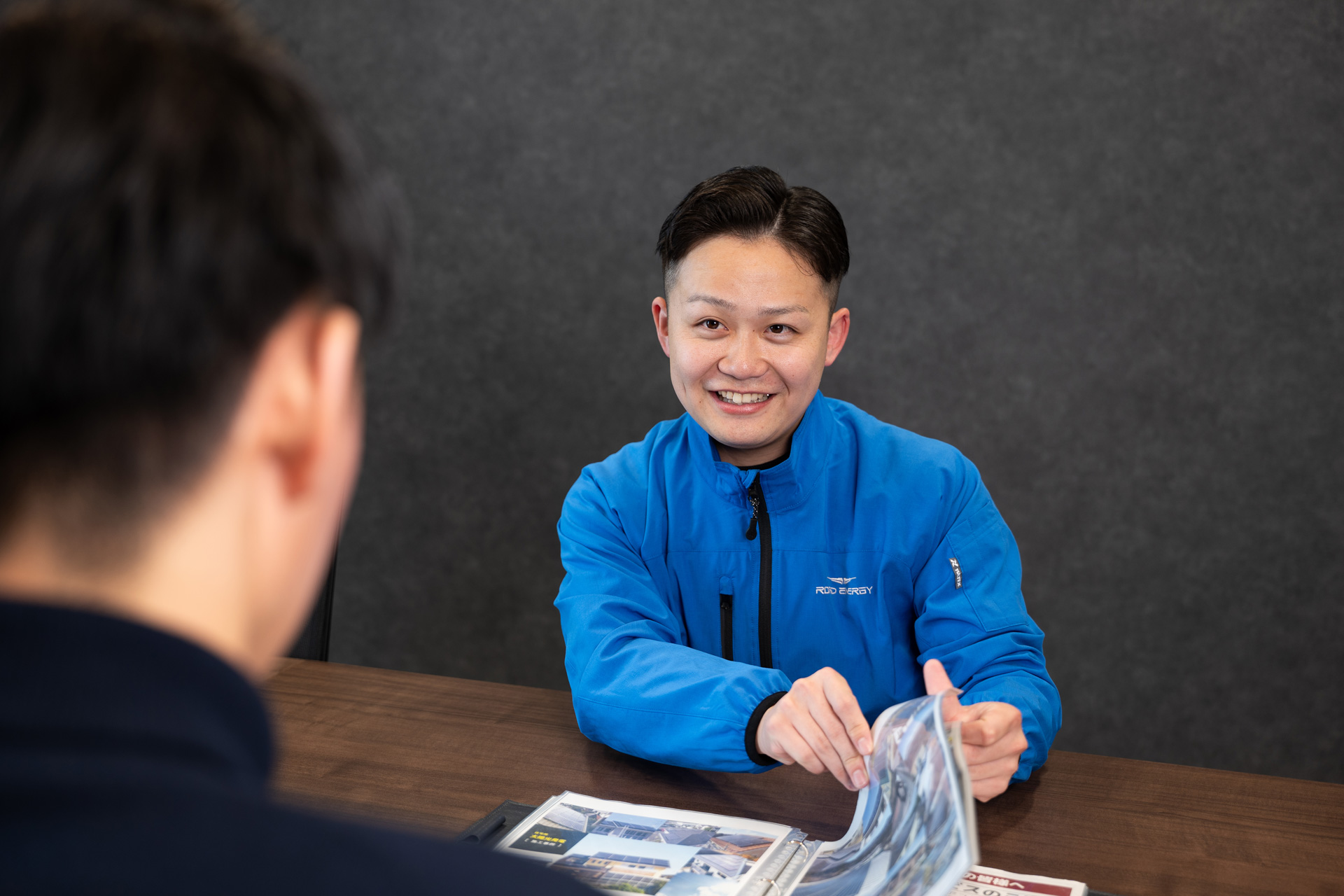 Road Energyスタッフが研修を受ける様子