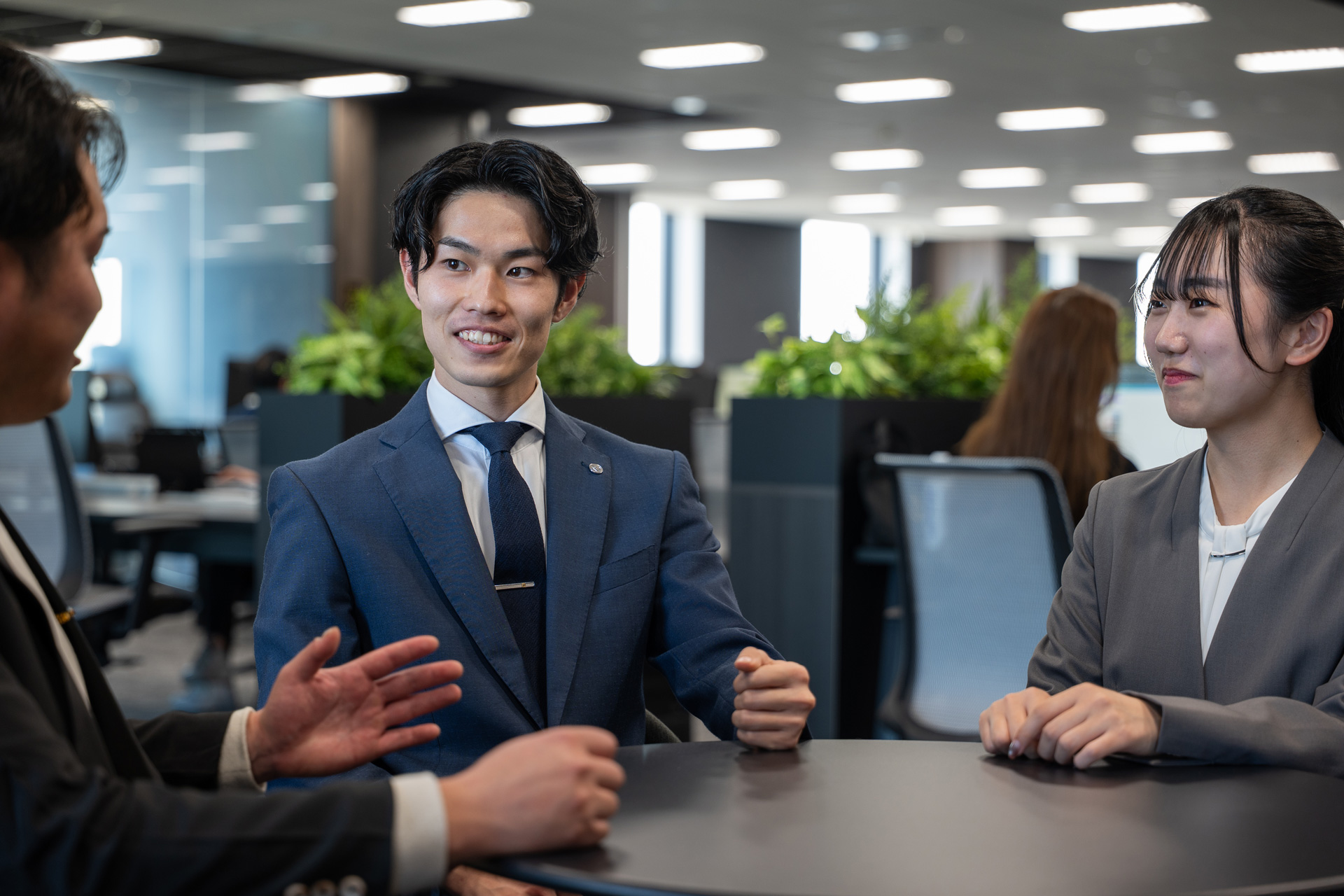 Road Energyの採用面接に臨む応募者とスタッフ