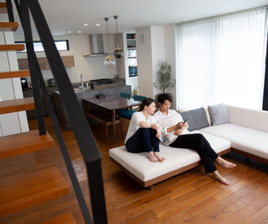 家族が笑顔で過ごすスマートハウスのシーン