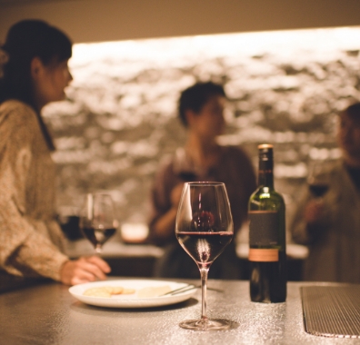 快適なリビングでくつろぐ暮らしのシーン